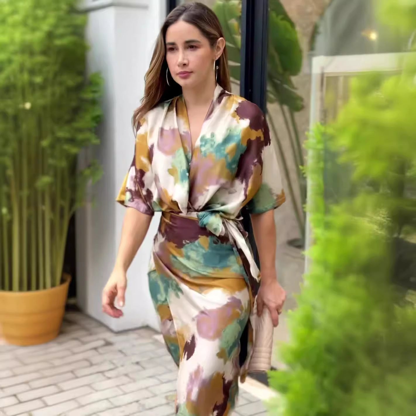 Stefka | Elegancka sukienka z abstrakcyjnym nadrukiem, typu wrap dla kobiet