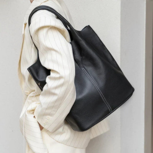 Jasnoniebieska torba typu bucket o luksusowym wyglądzie skóry