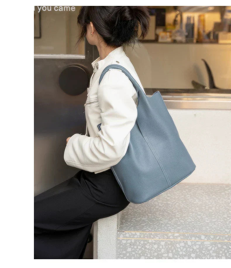 Jasnoniebieska torba typu bucket o luksusowym wyglądzie skóry