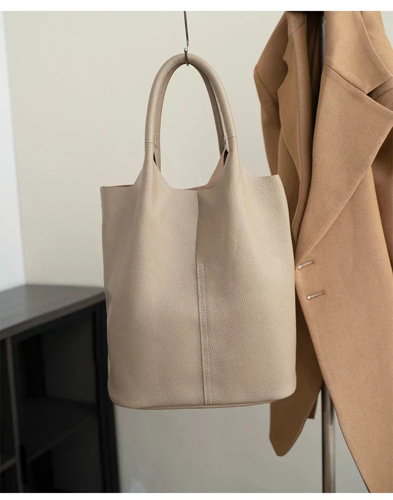 Jasnoniebieska torba typu bucket o luksusowym wyglądzie skóry