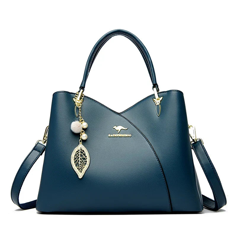 Elegancka czarna torebka na ramię z stylowymi zawieszkami