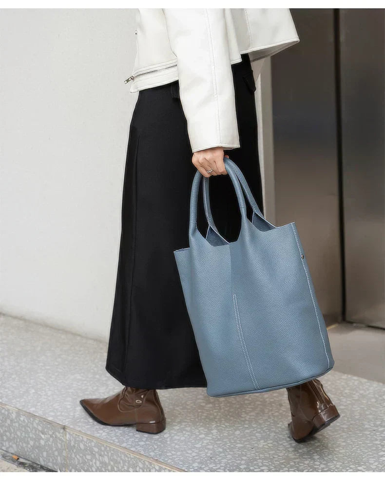 Jasnoniebieska torba typu bucket o luksusowym wyglądzie skóry