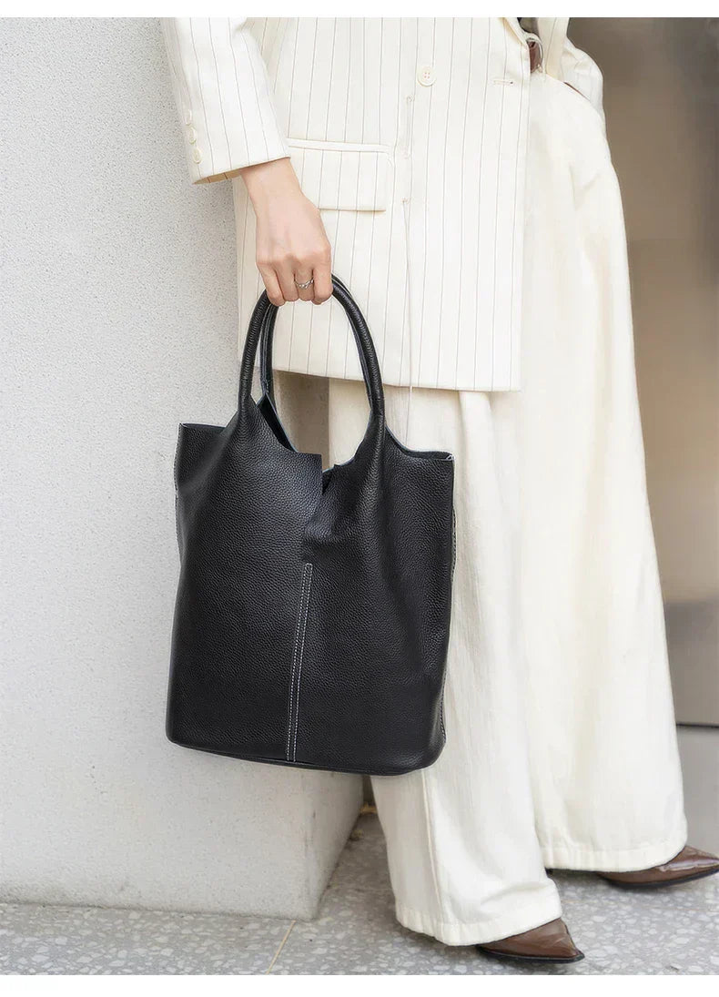 Jasnoniebieska torba typu bucket o luksusowym wyglądzie skóry