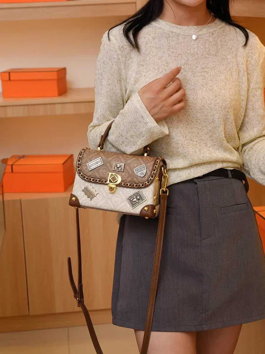 Retro torba na ramię z monogramem i złotymi detalami Zelda™