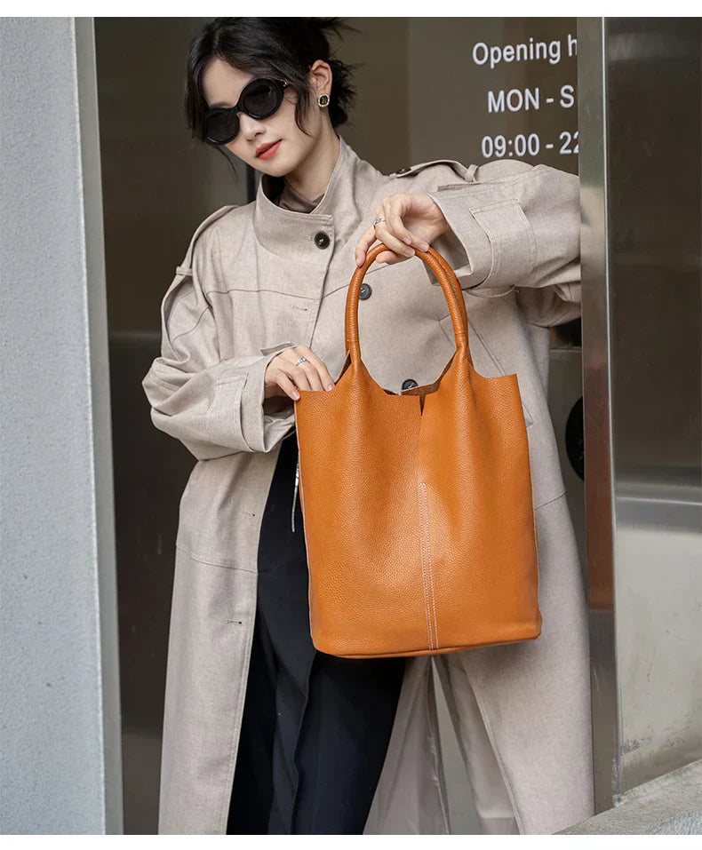 Jasnoniebieska torba typu bucket o luksusowym wyglądzie skóry