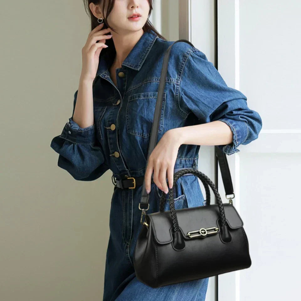 ronja™ – Klasyczna Torebka z Plecionym Uchwytem i Złotymi Akcentami