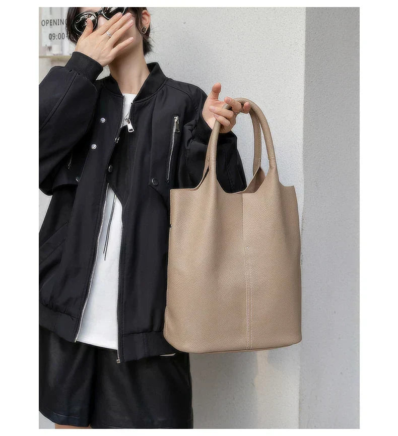 Jasnoniebieska torba typu bucket o luksusowym wyglądzie skóry