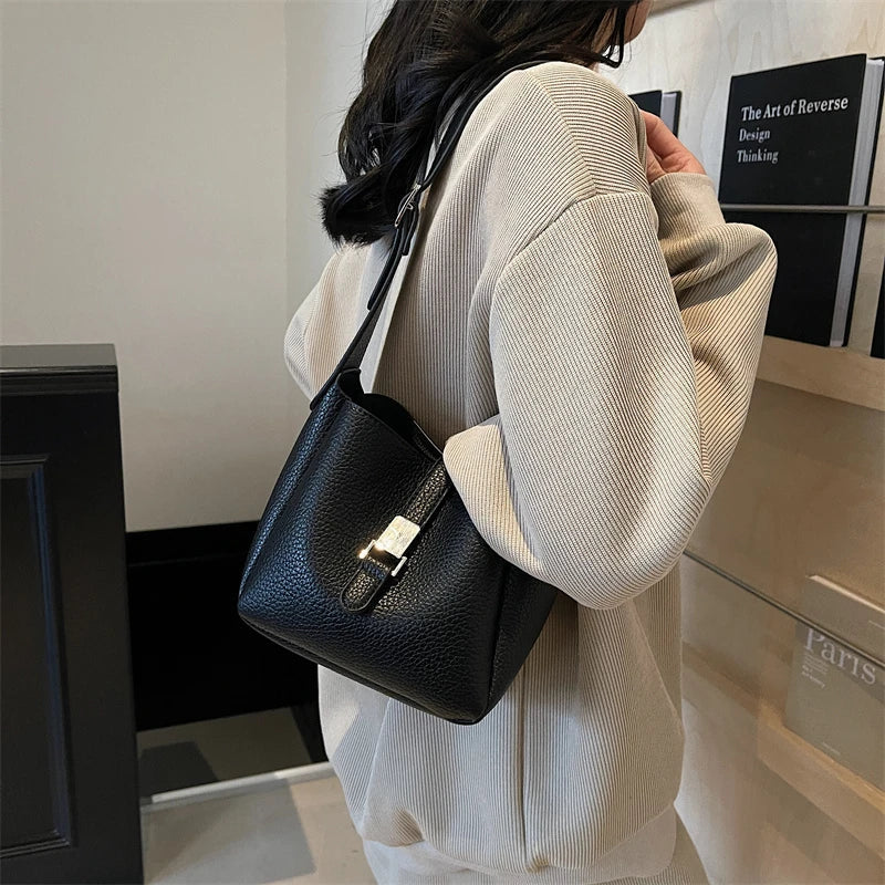 Iris™ – Nowoczesna torba typu bucket o skórzanym wyglądzie