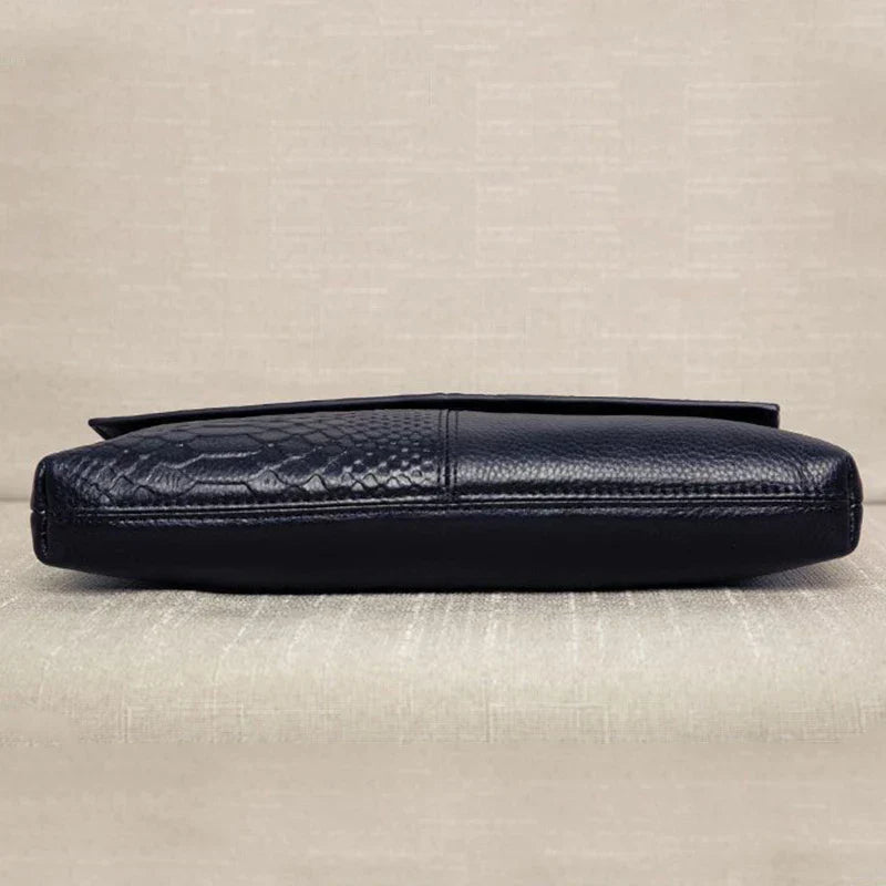 Strukturalna czarna torebka o skórzanym wyglądzie