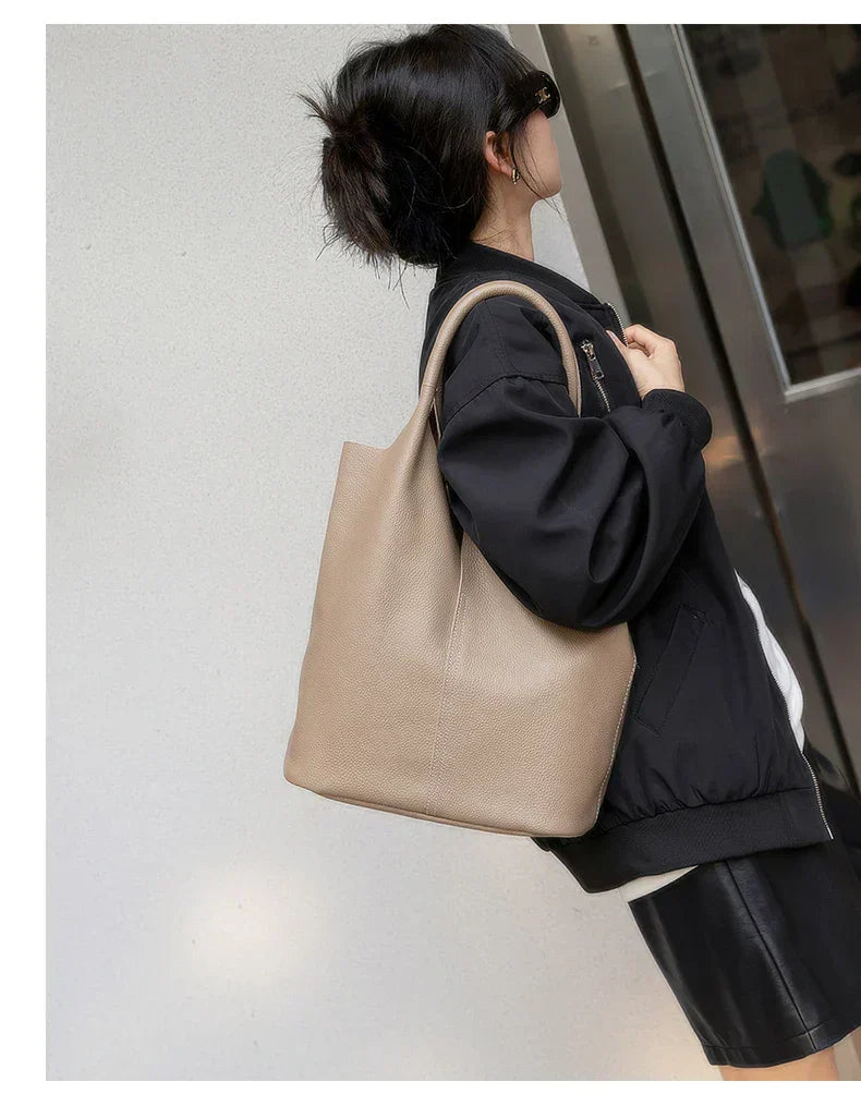 Jasnoniebieska torba typu bucket o luksusowym wyglądzie skóry