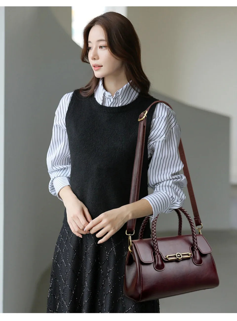 ronja™ – Klasyczna Torebka z Plecionym Uchwytem i Złotymi Akcentami