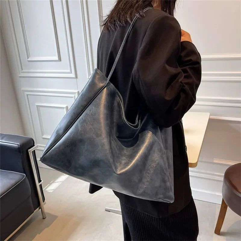 Elegancka brązowa torba tote o skórzanym wyglądzie