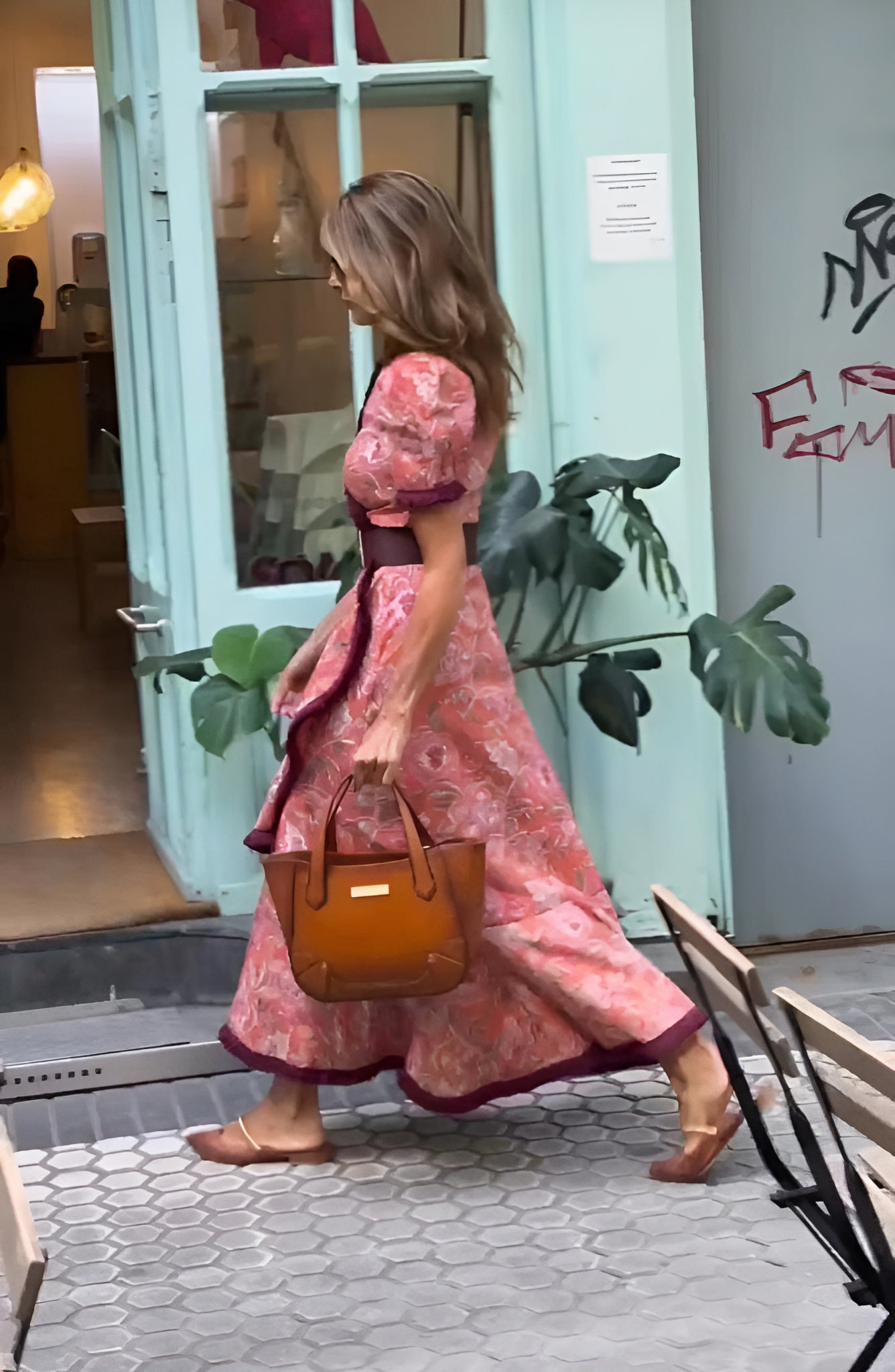 Elegancka Różowa Maxi Sukienka z Krótkim Rękawem