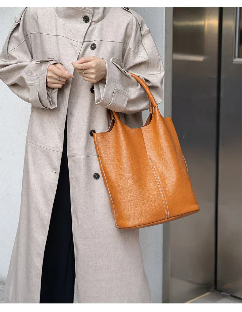 Jasnoniebieska torba typu bucket o luksusowym wyglądzie skóry