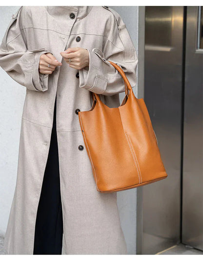 Jasnoniebieska torba typu bucket o luksusowym wyglądzie skóry