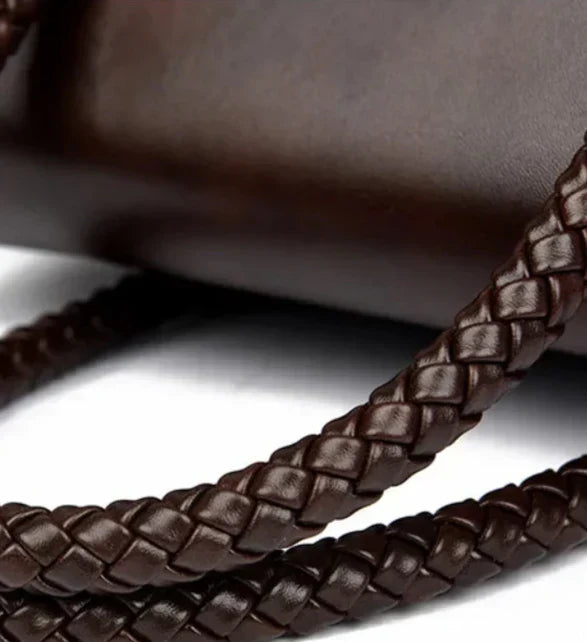 ronja™ – Klasyczna Torebka z Plecionym Uchwytem i Złotymi Akcentami