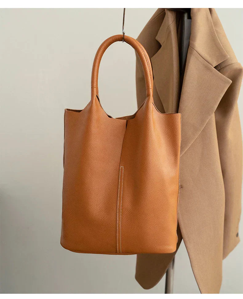 Jasnoniebieska torba typu bucket o luksusowym wyglądzie skóry