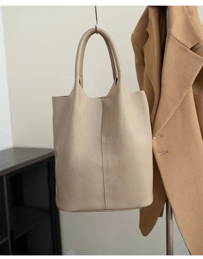 Jasnoniebieska torba typu bucket o luksusowym wyglądzie skóry