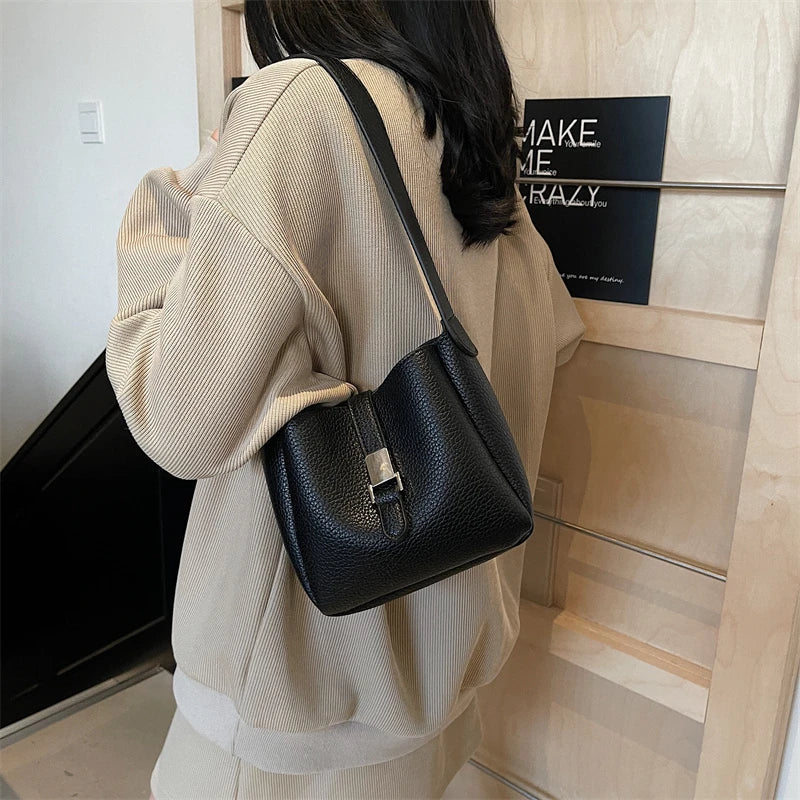 Iris™ – Nowoczesna torba typu bucket o skórzanym wyglądzie