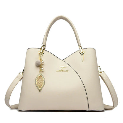 Elegancka czarna torebka na ramię z stylowymi zawieszkami