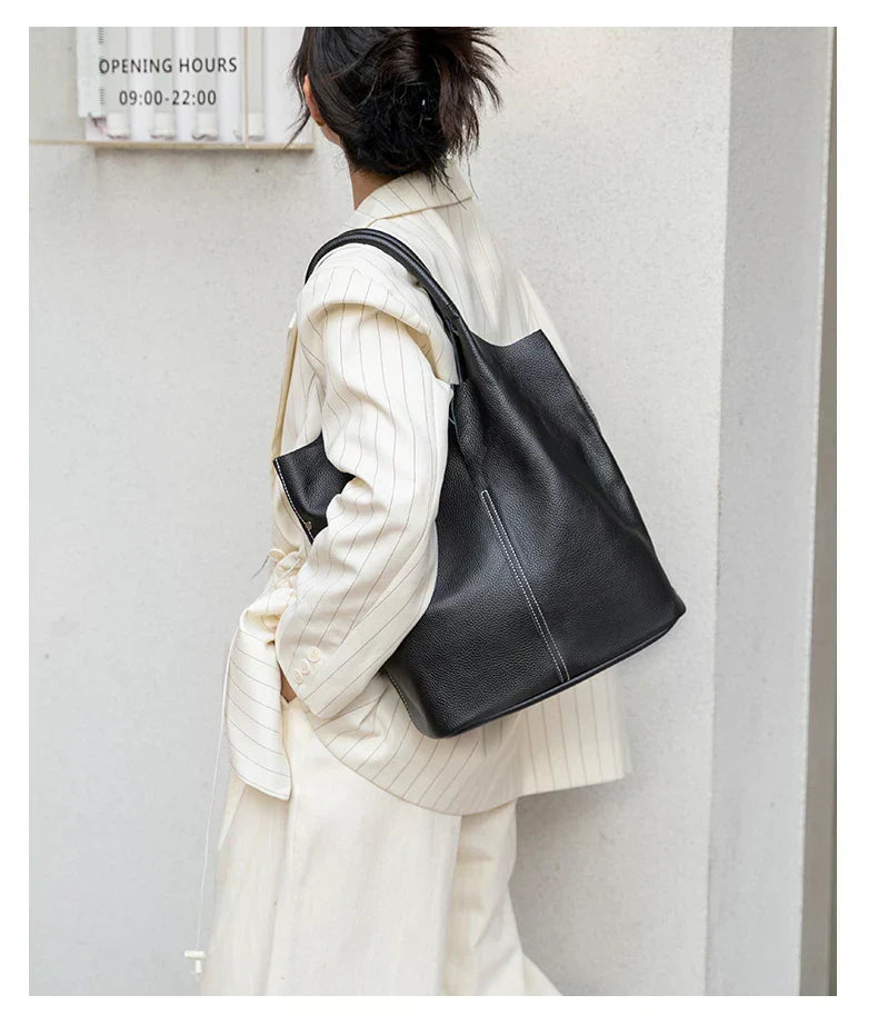 Jasnoniebieska torba typu bucket o luksusowym wyglądzie skóry