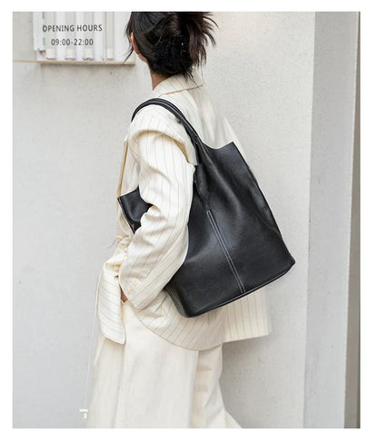 Jasnoniebieska torba typu bucket o luksusowym wyglądzie skóry