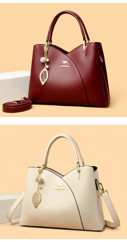 Elegancka czarna torebka na ramię z stylowymi zawieszkami