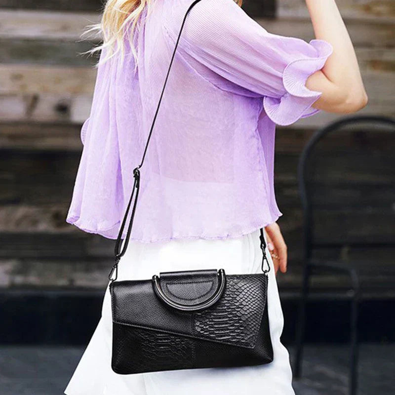 Strukturalna czarna torebka o skórzanym wyglądzie