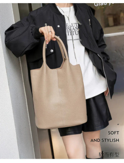 Jasnoniebieska torba typu bucket o luksusowym wyglądzie skóry