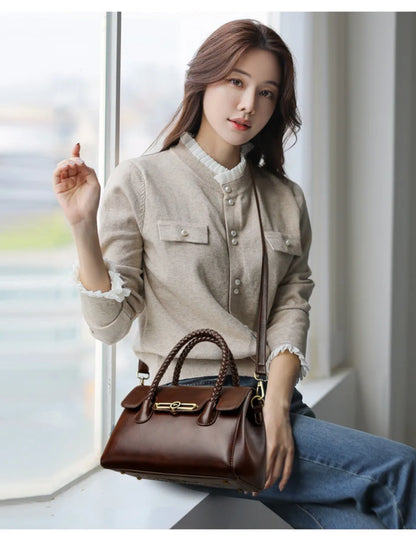 ronja™ – Klasyczna Torebka z Plecionym Uchwytem i Złotymi Akcentami