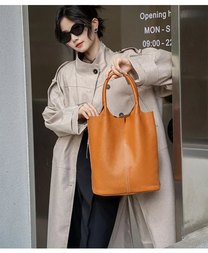 Jasnoniebieska torba typu bucket o luksusowym wyglądzie skóry