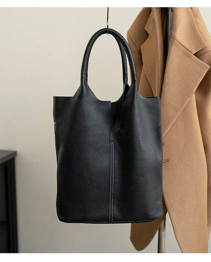 Jasnoniebieska torba typu bucket o luksusowym wyglądzie skóry