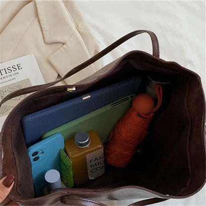 Elegancka brązowa torba tote o skórzanym wyglądzie