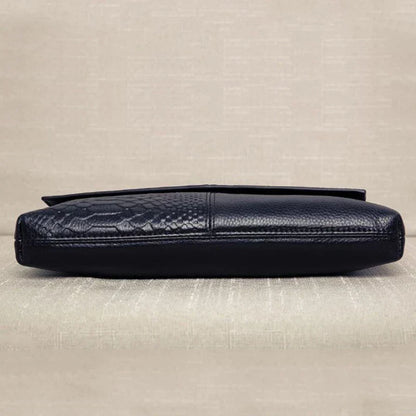 Strukturalna czarna torebka o skórzanym wyglądzie