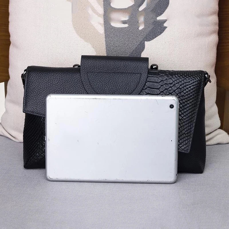 Strukturalna czarna torebka o skórzanym wyglądzie