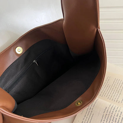 Luźna torba hobo o skórzanym wyglądzie