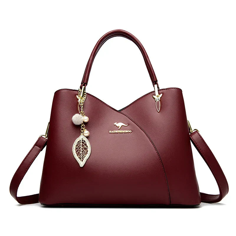 Elegancka czarna torebka na ramię z stylowymi zawieszkami