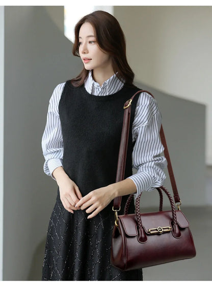 ronja™ – Klasyczna Torebka z Plecionym Uchwytem i Złotymi Akcentami